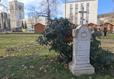 Паметник на прапорщиците Краховецки и Николаев в град Габрово – община Габрово, област Габрово