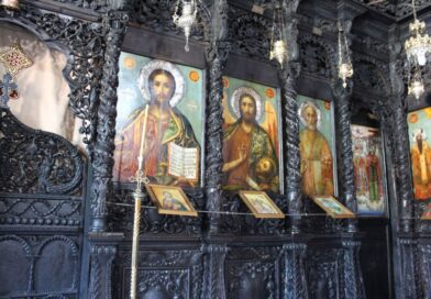 Иконостас в храм-параклис „Св. Василий Велики“ в Асеновград