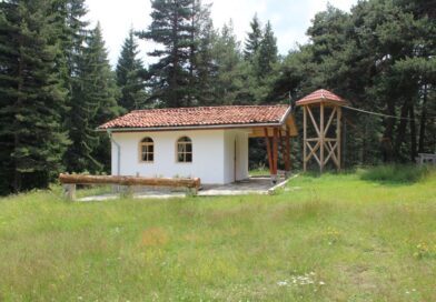 Параклис „Успение Богородично“ край хижа „Пашалийца“ над село Павелско, община Чепеларе, област Смолян – Смолянска духовна околия, Пловдивска епархия