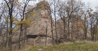 Природна забележителност „Пробитият камък“ край село Сърница, община Минерални бани – рид Аида, Източни Родопи