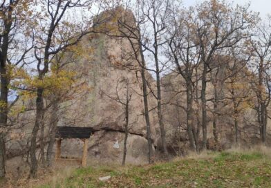 Природна забележителност „Пробитият камък“ край село Сърница, община Минерални бани – рид Аида, Източни Родопи