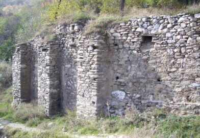 Старите зидове край Метоха на Бачковския манастир (галерия)