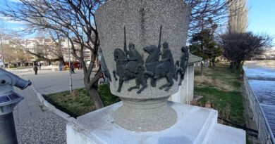 Вази на моста на центъра в Асеновград дело на скулптора Коста Ламбрев (галерия)