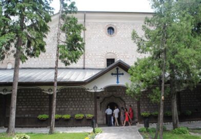 Външен облик на храм „Св. Троица“ в град Банско